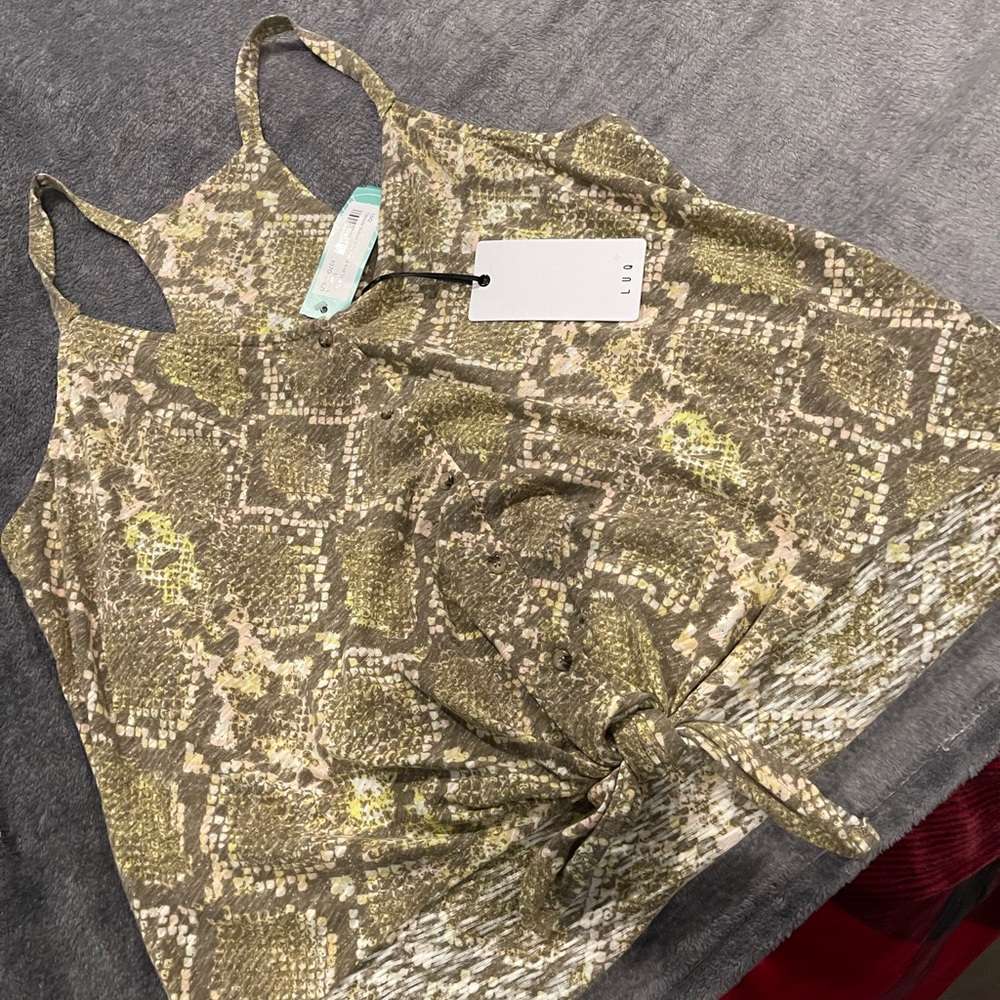 Stitch fix nwt snake skin print button up tie front tank top
